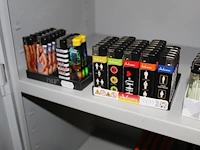 Aanstekers op schap, totaal 745 stuks - afbeelding 2 van  3
