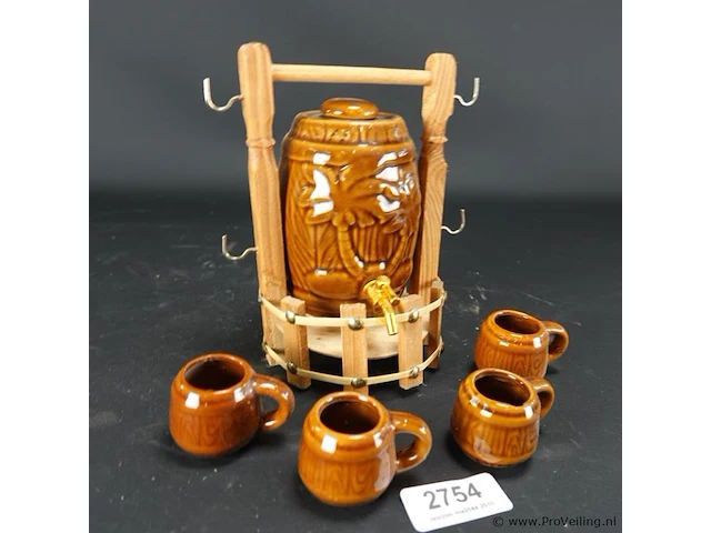Aardewerk drinkset in houten stand - afbeelding 1 van  5