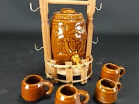 Aardewerk drinkset in houten stand - afbeelding 1 van  5