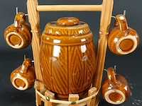 Aardewerk drinkset in houten stand - afbeelding 5 van  5