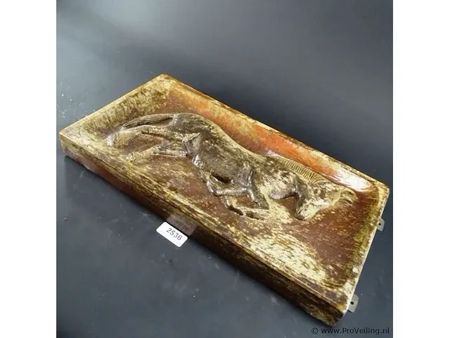 Aardewerk plaque van een paard (gespiegelde versie van kavel 2530) - afbeelding 1 van  5
