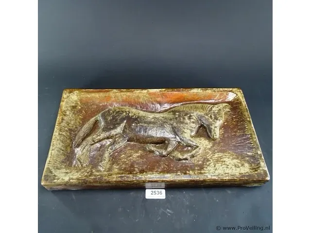 Aardewerk plaque van een paard (gespiegelde versie van kavel 2530) - afbeelding 2 van  5