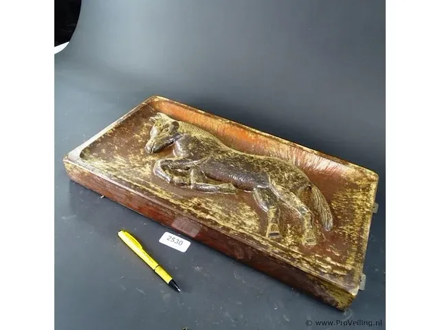 Aardewerk plaque van een paard (gespiegelde versie van kavel 2536) - afbeelding 1 van  5
