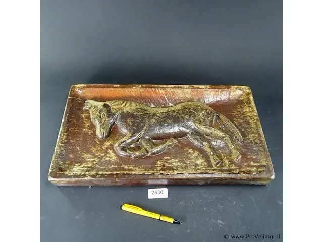 Aardewerk plaque van een paard (gespiegelde versie van kavel 2536) - afbeelding 2 van  5