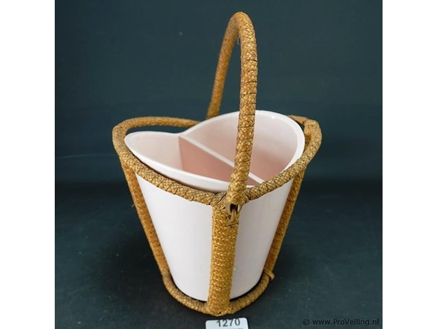 Aardewerk vakvaas in rieten draagmontuur - afbeelding 1 van  5