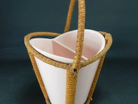 Aardewerk vakvaas in rieten draagmontuur - afbeelding 1 van  5