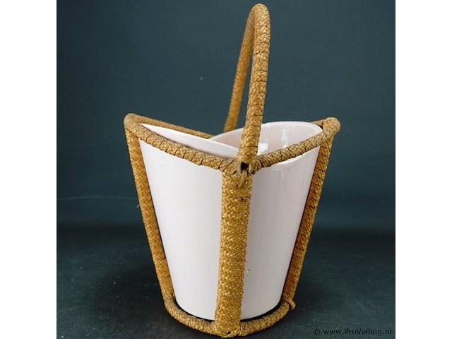 Aardewerk vakvaas in rieten draagmontuur - afbeelding 2 van  5