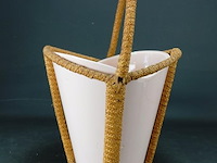 Aardewerk vakvaas in rieten draagmontuur - afbeelding 2 van  5