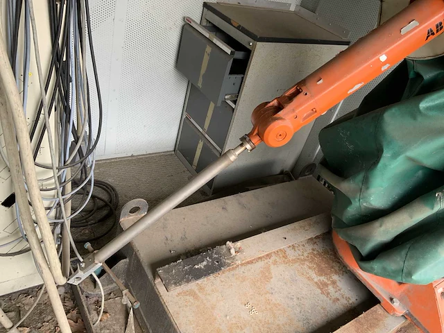 Abb robot in opslagcontainer - afbeelding 14 van  17