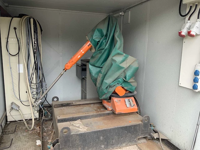 Abb robot in opslagcontainer - afbeelding 9 van  17