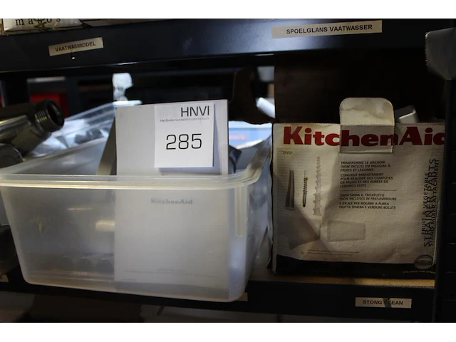Accessoires kitchen aid waaronder vlees- en snijmolen in kunststof krat en twee doosjes. - afbeelding 2 van  5