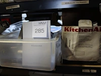 Accessoires kitchen aid waaronder vlees- en snijmolen in kunststof krat en twee doosjes. - afbeelding 2 van  5