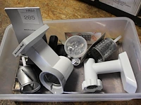 Accessoires kitchen aid waaronder vlees- en snijmolen in kunststof krat en twee doosjes. - afbeelding 3 van  5