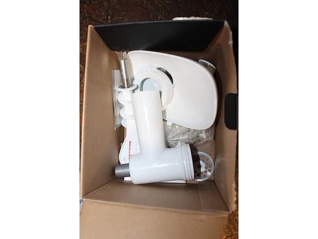 Accessoires kitchen aid waaronder vlees- en snijmolen in kunststof krat en twee doosjes. - afbeelding 5 van  5