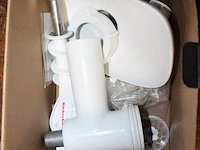 Accessoires kitchen aid waaronder vlees- en snijmolen in kunststof krat en twee doosjes. - afbeelding 5 van  5