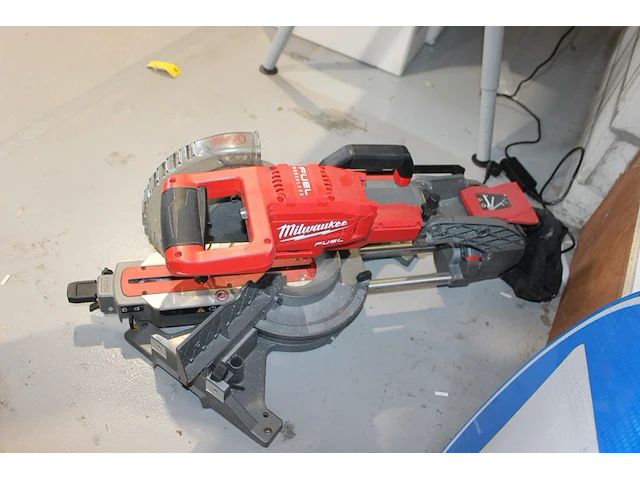 Accu afkortzaag met verstekfunctie milwaukee m18 fms254. vermoedelijk defect. - afbeelding 3 van  3