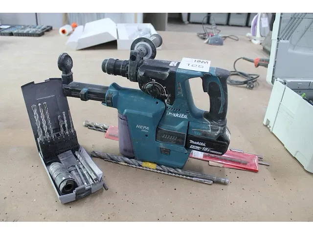 Accu boorhamer makita dhr243 met hepa filter en diverse boren. - afbeelding 1 van  1