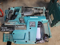 Accu boorhamer makita met hepa filter met accu en lader in kunststofkoffer. - afbeelding 2 van  4