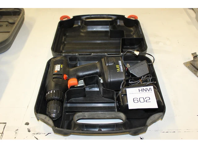 Accu boormachine black & decker met engelse acculader in kunststof koffer. - afbeelding 1 van  2
