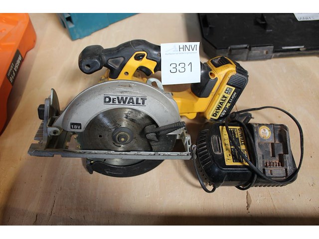 Accu cirkelzaag dewalt met accu en lader. - afbeelding 1 van  3