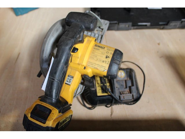 Accu cirkelzaag dewalt met accu en lader. - afbeelding 2 van  3