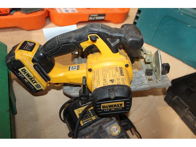 Accu cirkelzaag dewalt met accu en lader. - afbeelding 3 van  3