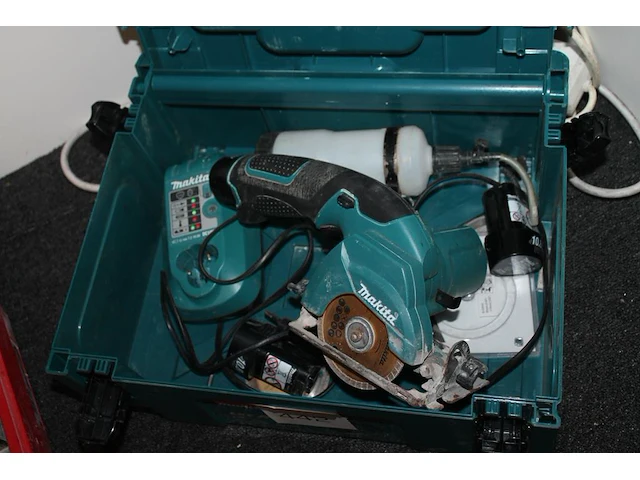 Accu cirkelzaag makita cc300d met 3 accu's en lader in kunststof koffer. - afbeelding 2 van  3