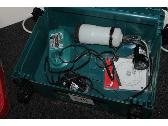 Accu cirkelzaag makita cc300d met 3 accu's en lader in kunststof koffer. - afbeelding 3 van  3