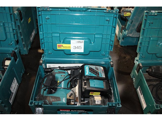 Accu decoupeerzaag makita met accu en lader in kunststofkoffer. - afbeelding 1 van  3