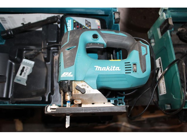 Accu decoupeerzaag makita met accu en lader in kunststofkoffer. - afbeelding 2 van  3