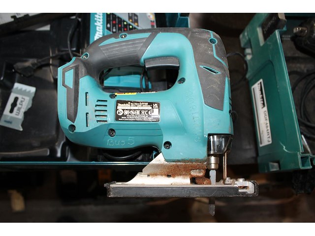 Accu decoupeerzaag makita met accu en lader in kunststofkoffer. - afbeelding 3 van  3