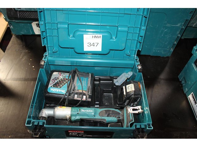 Accu haakse schroefmachine makita met accu en lader in kunststofkoffer. - afbeelding 1 van  3