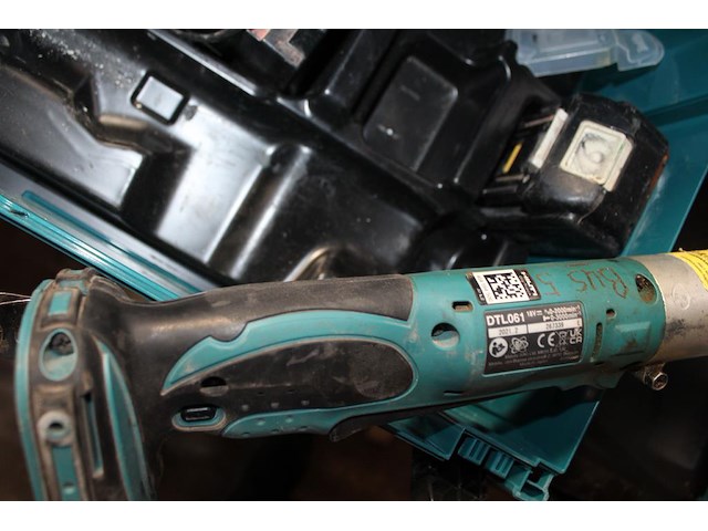 Accu haakse schroefmachine makita met accu en lader in kunststofkoffer. - afbeelding 3 van  3