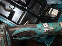 Accu haakse schroefmachine makita met accu en lader in kunststofkoffer. - afbeelding 3 van  3