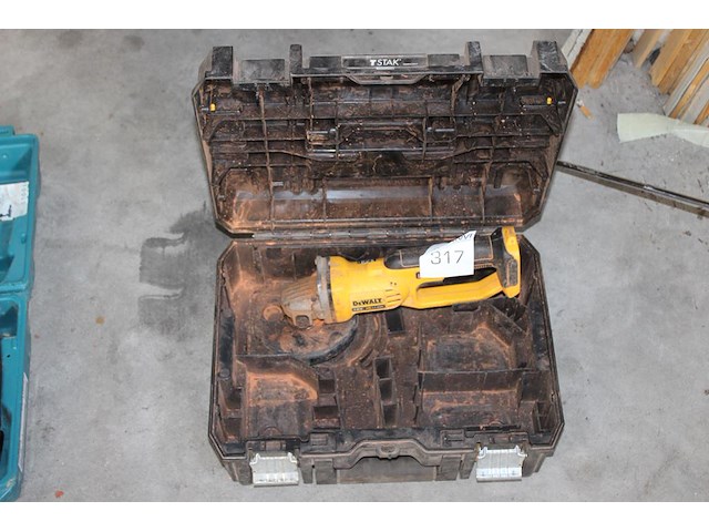Accu haakse slijptol dewalt in kunststof koffer. defect. - afbeelding 1 van  2