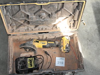 Accu haakse slijptol dewalt met accu en lader in koffer. - afbeelding 1 van  3