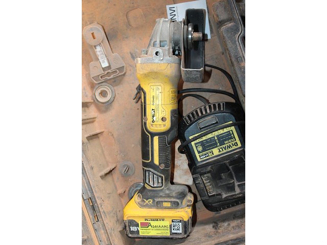 Accu haakse slijptol dewalt met accu en lader in koffer. - afbeelding 2 van  3
