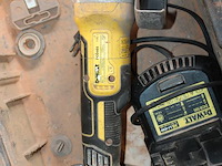 Accu haakse slijptol dewalt met accu en lader in koffer. - afbeelding 2 van  3