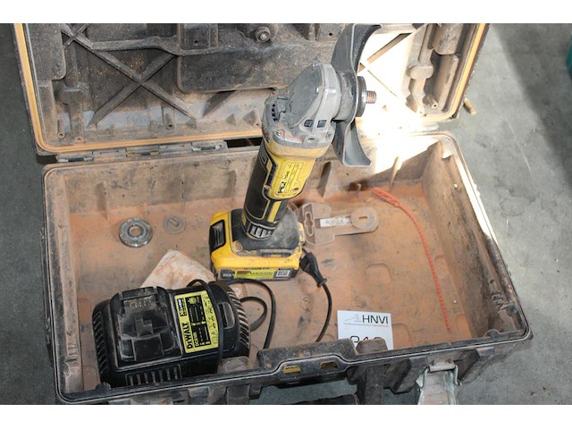 Accu haakse slijptol dewalt met accu en lader in koffer. - afbeelding 3 van  3