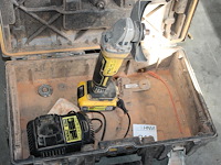 Accu haakse slijptol dewalt met accu en lader in koffer. - afbeelding 3 van  3