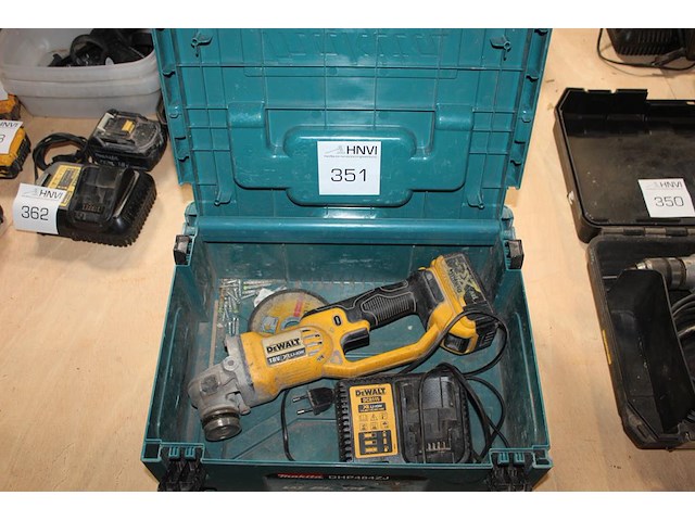Accu haakse slijptol dewalt met accu en lader in kunststofkoffer. - afbeelding 1 van  3