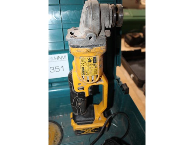 Accu haakse slijptol dewalt met accu en lader in kunststofkoffer. - afbeelding 2 van  3