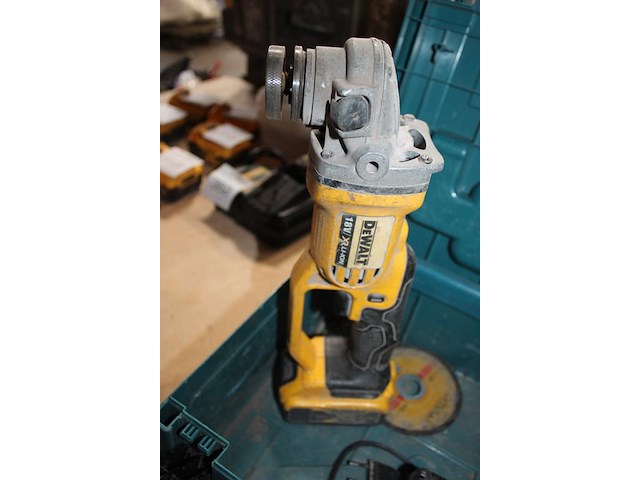 Accu haakse slijptol dewalt met accu en lader in kunststofkoffer. - afbeelding 3 van  3
