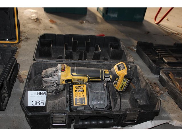 Accu haakse slijptol dewalt met accu en lader in kunststofkoffer. - afbeelding 1 van  3