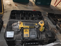 Accu haakse slijptol dewalt met accu en lader in kunststofkoffer. - afbeelding 1 van  3