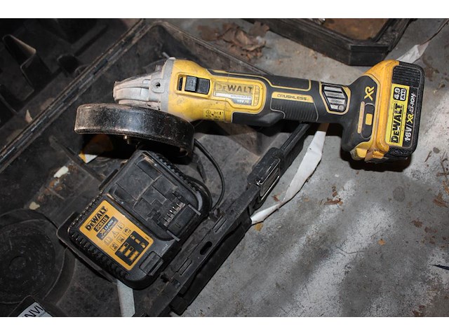 Accu haakse slijptol dewalt met accu en lader in kunststofkoffer. - afbeelding 2 van  3