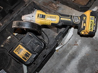 Accu haakse slijptol dewalt met accu en lader in kunststofkoffer. - afbeelding 2 van  3