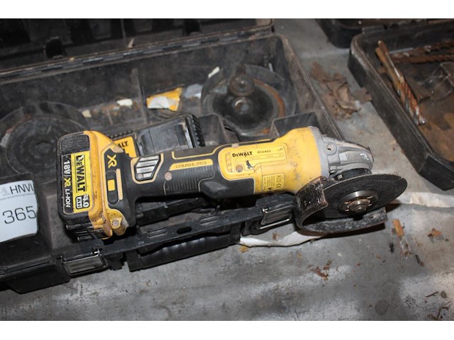 Accu haakse slijptol dewalt met accu en lader in kunststofkoffer. - afbeelding 3 van  3