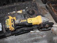 Accu haakse slijptol dewalt met accu en lader in kunststofkoffer. - afbeelding 3 van  3