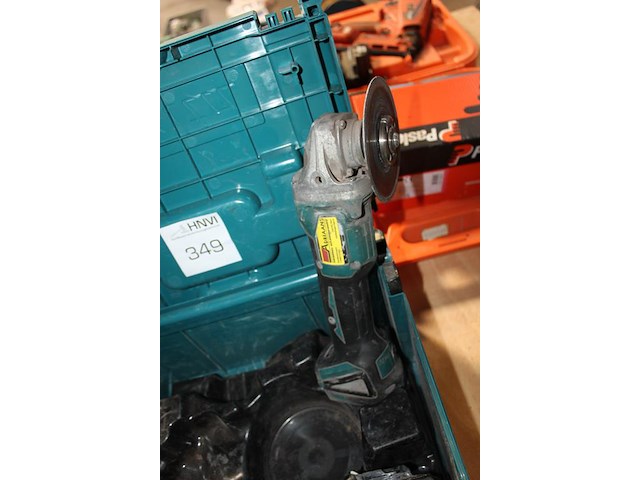 Accu haakse slijptol maktia met accu in kunststofkoffer. - afbeelding 2 van  3